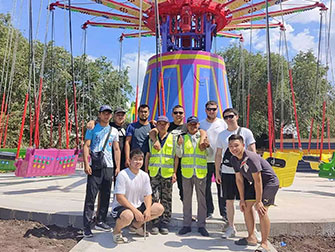 32-metrovyy attraktsion sed'moye nebo v otkrytom parke v Aktobe