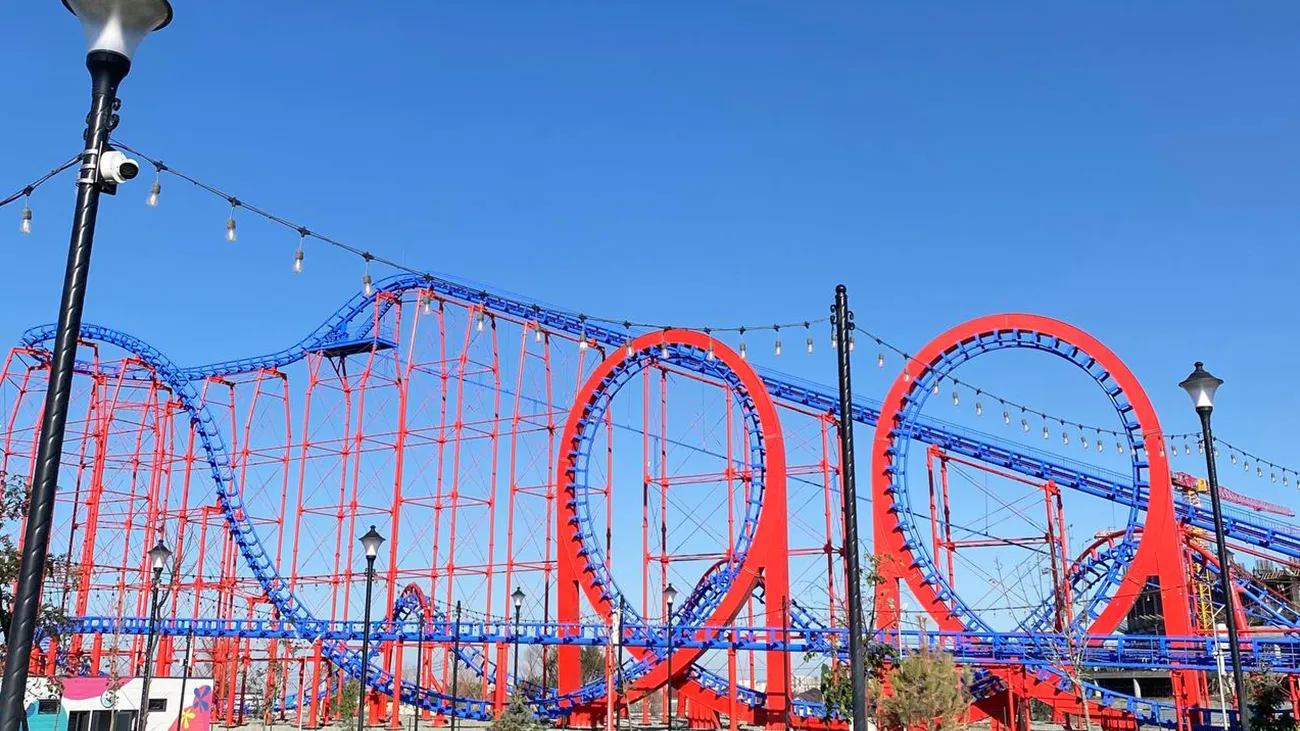 Американские горки с шестью петлями в парке Евразия